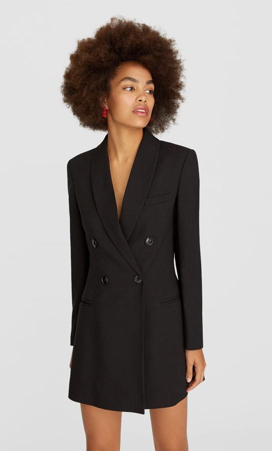 Mini vestido negro tipo blazer con escote solapa en uve y botonadura cruzada de Stradivarius (35.99 euros).