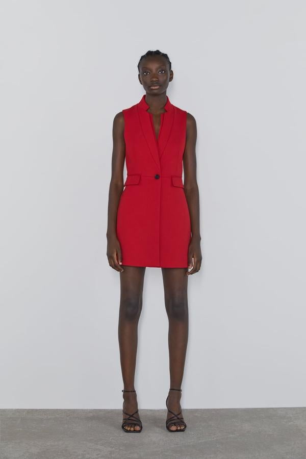 Vestido estilo chaleco de Zara con botón negro (39,95 euros).