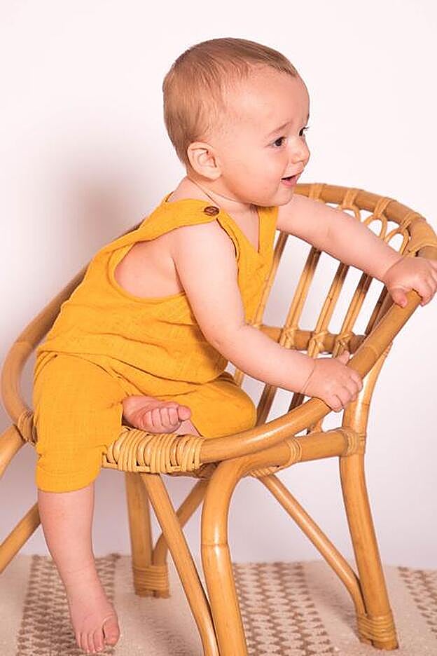 Es la primera vez que Slow Love, la firma de moda de Sara Carbonero, lanza una colección infantil. En la foto, el peto modelo Fadel que cuesta 22,75 euros. También está disponible en blanco.