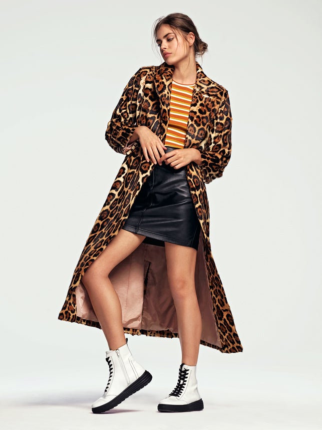 Abrigo de Blumarine, jersey de Samsoe Samsoe, falda de Sandro y botas de Geox.