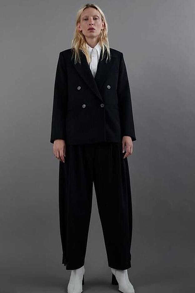 Este es el traje de Zara que ha llevado Vicky Martín Berrocal. La chaqueta cuesta 79,95 y el pantalón, 49,95 euros.