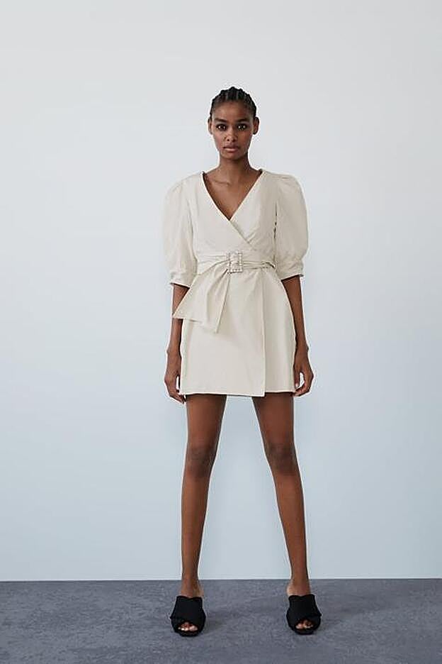 El vestido blanco d ela nueva colección de Zara que lleva Paula Echevarría está agotadísimo.