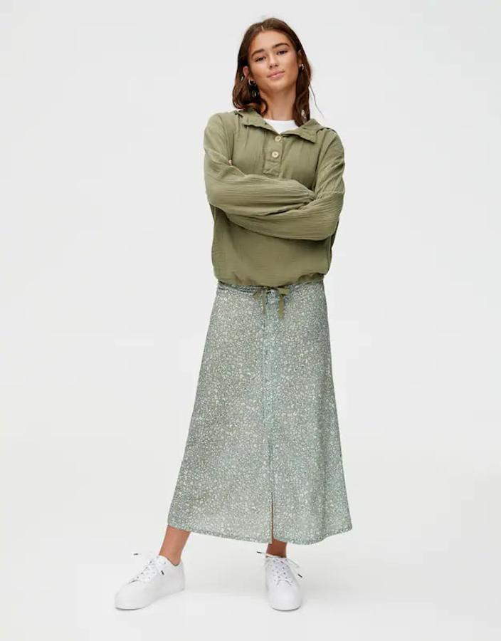 Falda midi en diferentes tonos con estampado de flores en contraste,  17,99 euros .