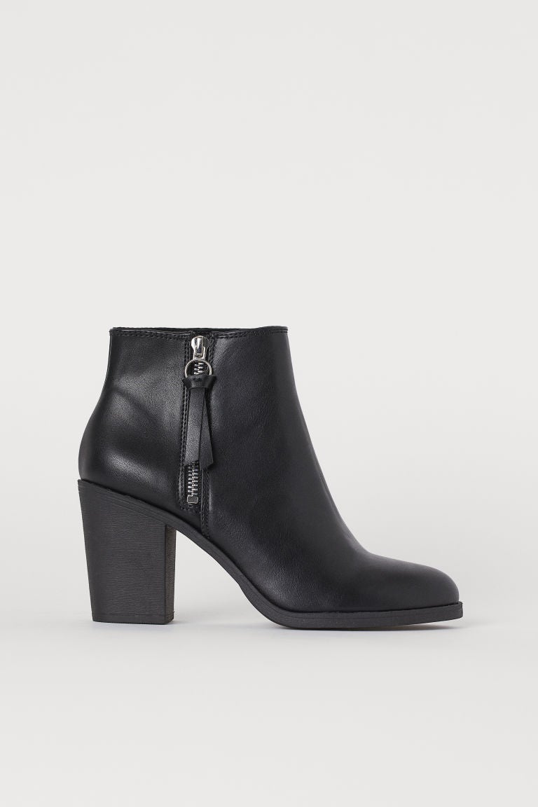 Que no falten los básicos de armario. Botines negros de H&M para la oficina, para eventos especiales o para looks de fiesta. (34,99 euros).