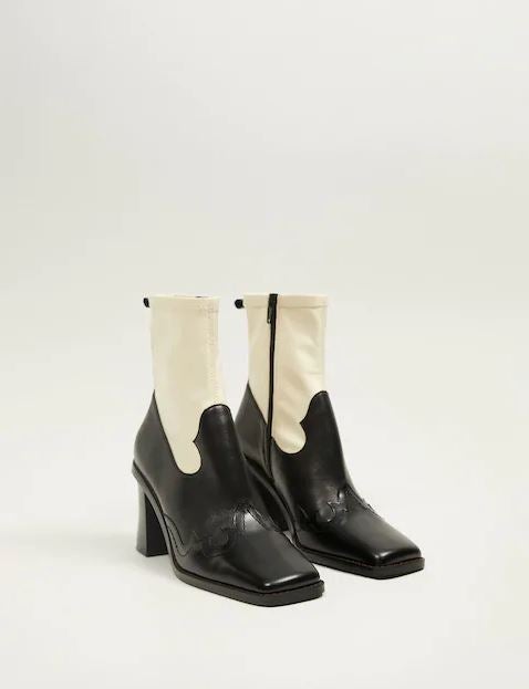 Botines bicolor para ser una auténtica cowgirl. De Mango. (69,99 euros).