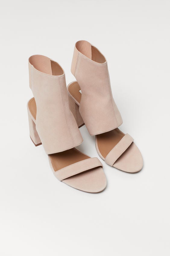 Botines cut out de ante en tono rosa empolvado. ¿Qué te parece esta propuesta de la nueva colección H&M para el entretiempo? (59,99 euros).