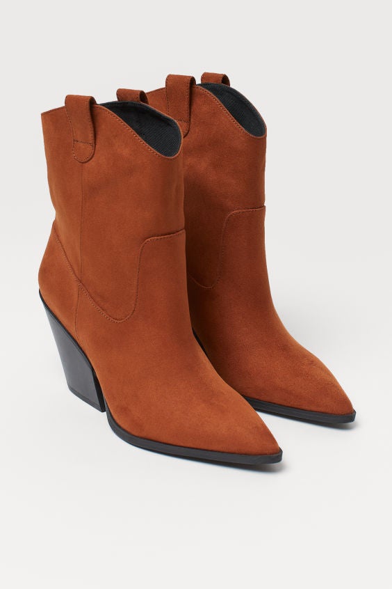 Botines marrones de ante de H&M. (49,99 euros).