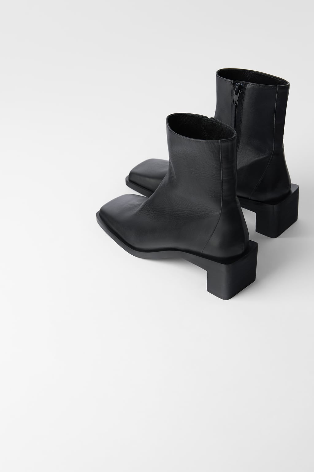 Lo geométrico le ha ganado la batalla a las figuras redondeadas esta temporada: botines negros de piel con tacón y punta cuadrada. De Zara. (89,95 euros).