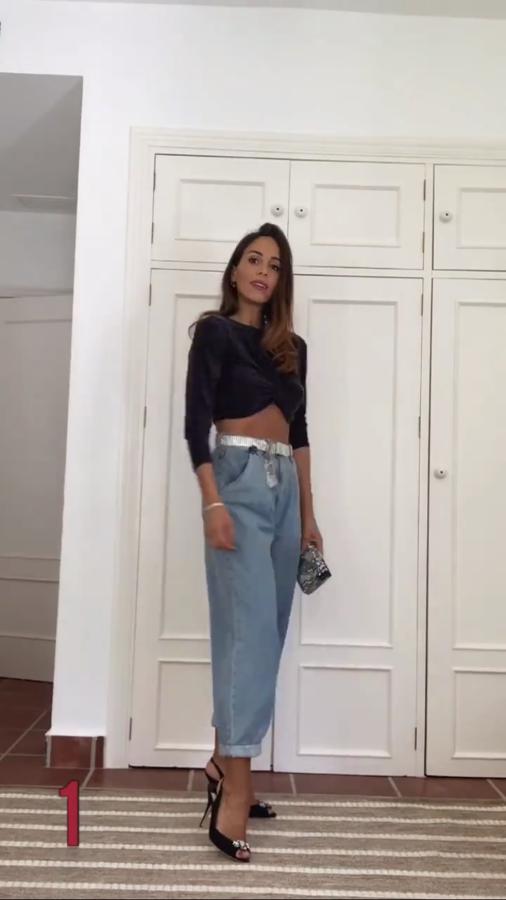 La primera propuesta de Rocío Osorno fue combinar los slouchy jeans con un crop top de manga larga glitter, cinturón de strass plateado y salones negros con broche plateado.
