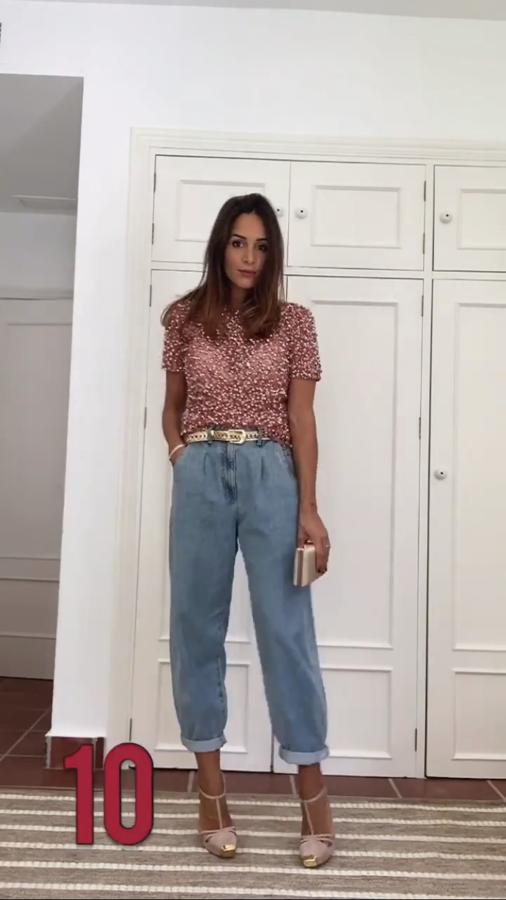 Por último propuso un look más arreglado con un top de manga corta con apliques brillantes. Lo combinó con un cinturón metalizado y zapatos de tacón a juego.