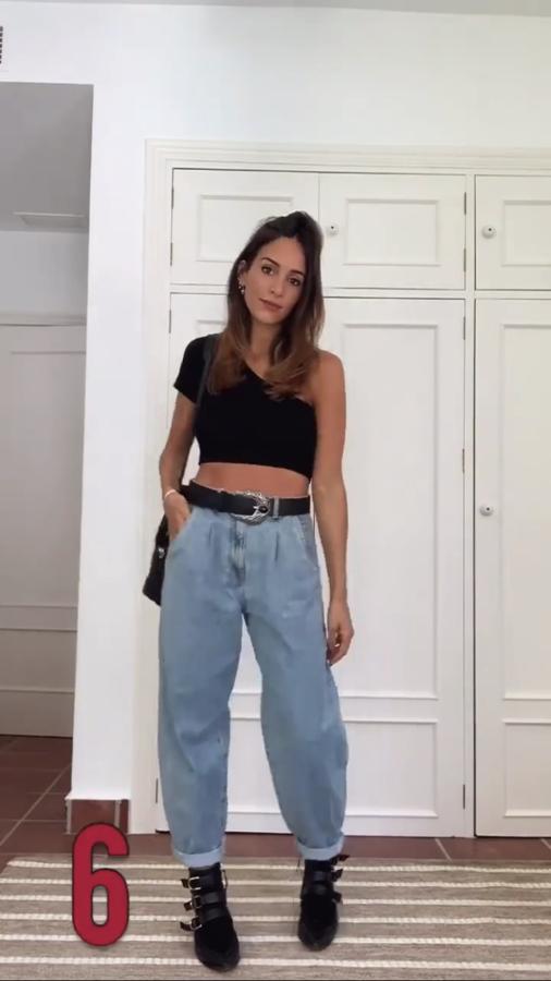 Rocío Osorno también ha propuesto combinar los slouchy con unos botines negros y top asimétrico a juego.