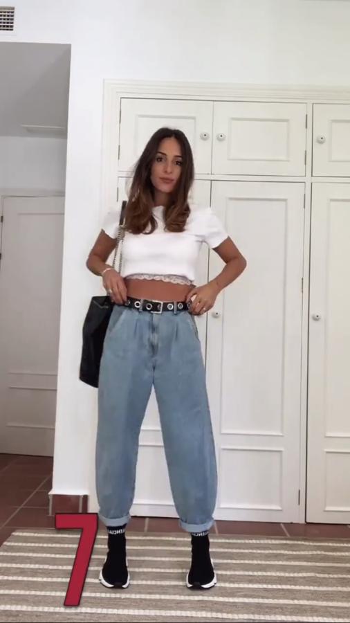 En esta ocasión optó por el blanco con un crop top blanco con bralette de encaje y zapatillas tipo calcetín.