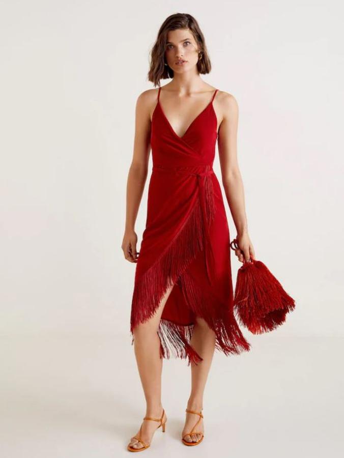 Te encantan los flecos, el color rojo y los tirantes espagueti (a nosotras también). Si estamos en lo cierto, no te podrás resisitir a este vestido. El color de la pasión y el corte, harán el resto, tú solo tienes que ponertelo. De Mango, (49,99 euros).