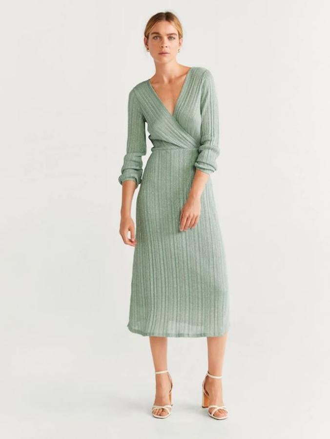 ¿No quieres despedirte de los colores primaverales? Este vestido verde menta es ideal, tanto para una boda de día como para una de noche, dependiendo de los complementos. ¿Lo mejor? Te hará tipazo por el escote en pico y por el corte en la cintura. La manga le aporta ese toque elegante.