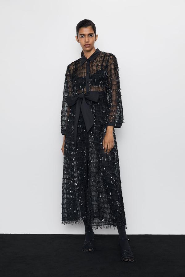 ¿Boda de noche? Hemos encontado el vestido INFALIBLE. Negro, con transparencias, lentejuelas y un lazo en versión XL, se ha convertido en uno de nuestros preferidos de la temporada. Aún no tenemos ocasión para lucirlo, pero lo cierto es que nos ha enamorado por completo. De Zara, (59,95 euros).