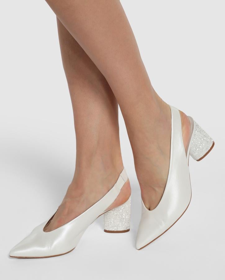 Para novias clásicas que apuesten por la comodidad como premisa básica, nos quedamos con estos salones de tacón joya medio de Gloria Ortiz (119 euros en El Corte Inglés).