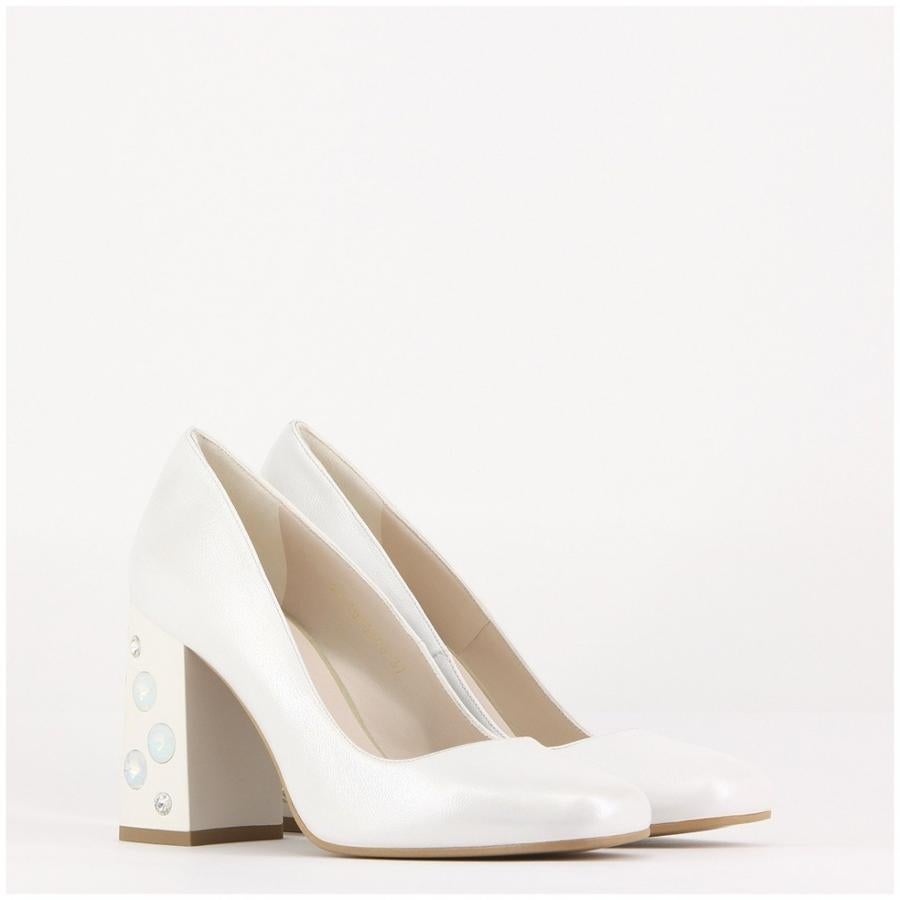 Cómodos, clásicos, pero con un toque brillante gracias a sus detalles joya, estos salones blancos de tacón ancho de Lodi son una apuesta segura (139 euros).