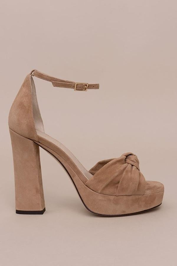 Estas sandalias de ante cámel con taconazo y plataforma son ideales para novias... y para reutilizarlas durante mucho tiempo en tu día a día. Son de Mint&Rose y cuestan 189 euros.