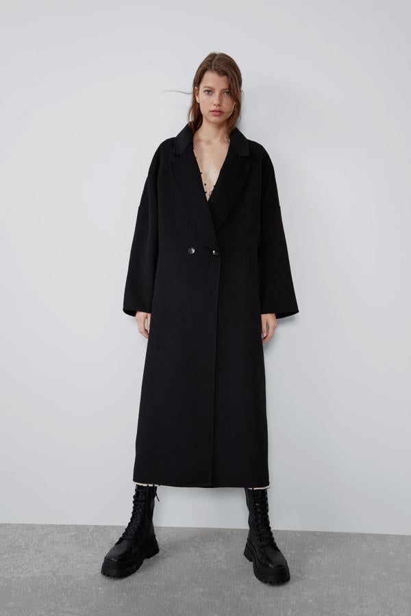 Oversized, por debajo de las rodillas y de cuello clásico, lo podrás combinar con cualquier cosa. De Zara, (89,95).