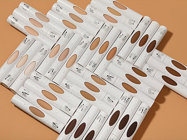 Esta nueva base de maquillaje está disponible en 40 tonos, deja un acabado mate pero natural y su envase permite usarla con precisión en cualquier momento.