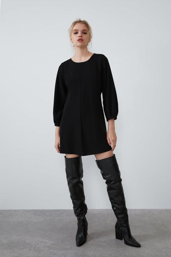 Versátil, cómodo y perfecto para llevar con botas altas, no le puedes pedir más a una prenda tan mini. De Zara, (29,95 euros).