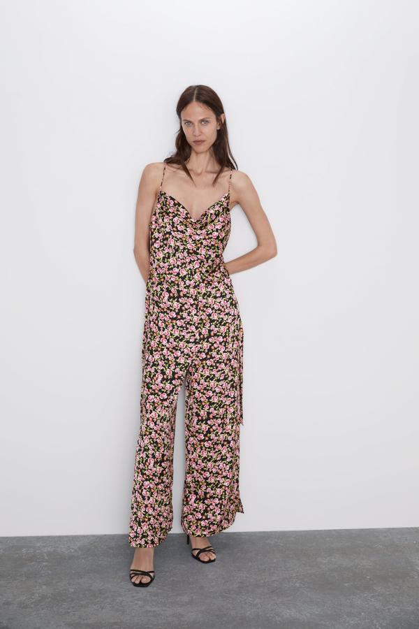 Este mono de Zara con estampado de flores, cuerpo fluido estilo lencero y pantalón palazzo sienta de maravilla. Su precio pasa de 39.95 a 19.99 euros en los Special Prices.