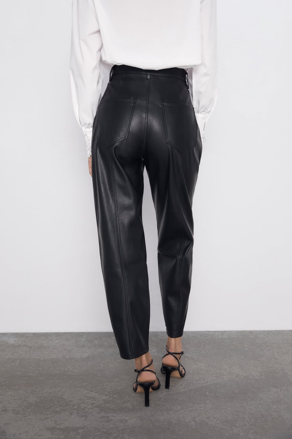 Pantalón efecto piel de tiro alto. Con sandalias de tacón, con deportivas, con botines... Luce tipazo ¡y culazo! (39,95 euros).