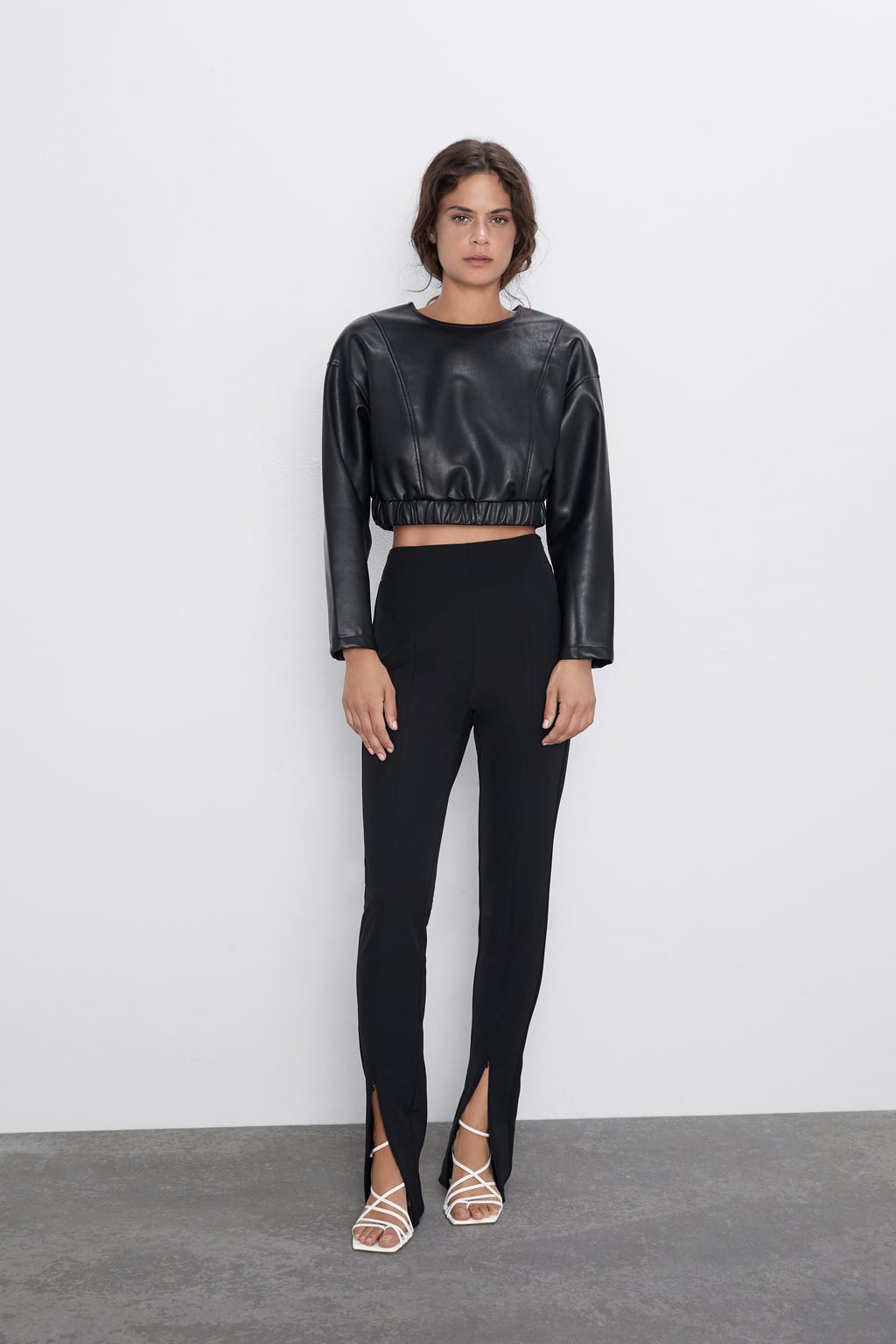 Top cropped manga larga efecto piel. (22,95 euros).