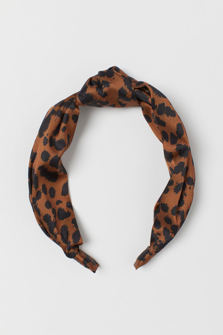 Estampado de leopardo más diadema de nudo. ¿Alguien ha dicho lookazo? (7,99 euros). De H&M.