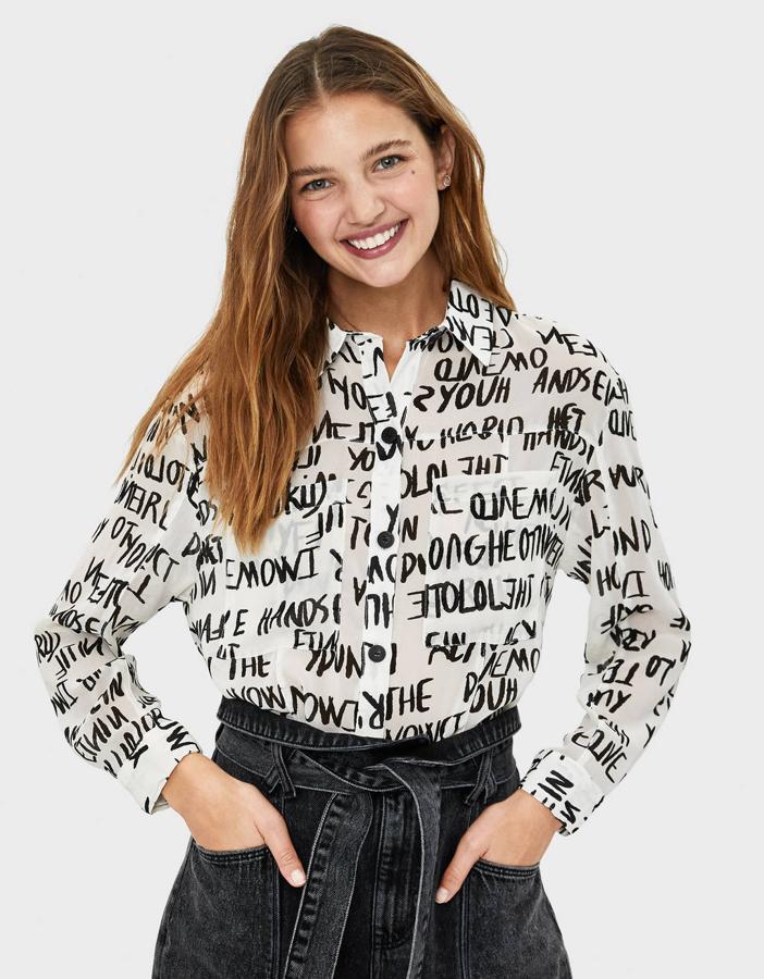 Camisa estampada con fondo en color blanco, 15,99 euros.