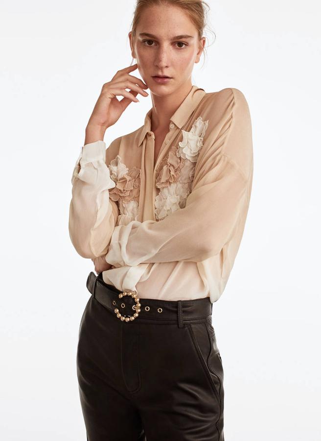 Camisa con detalle de flores y en color pastel, 89 euros.