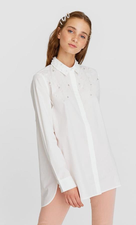 Camisa con detalle de perlas y en color blanco, 25,99 euros.