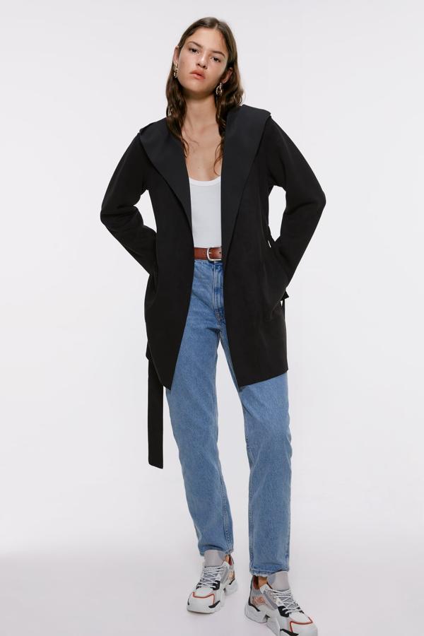 Las chaquetas de estilo gabardina también las hay disponibles en ante como esta de Zara que cuesta 29,95 euros.