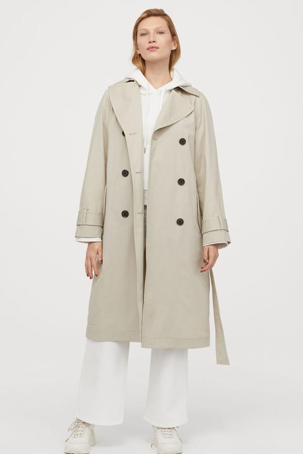 Que no digan que el otoño es solo para los colores oscuros. En H&M hay un modelo de gabardina en beige por 59,99 euros.