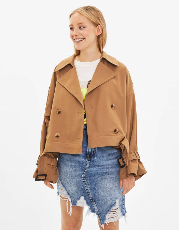 Bershka tiene la clásica gabardina pero corta. Esta en color camel cuesta 35,99 euros.
