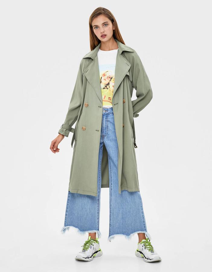 En Bershka también puedes encontrar este modelo fluido en color caqui por 45,99 euros.