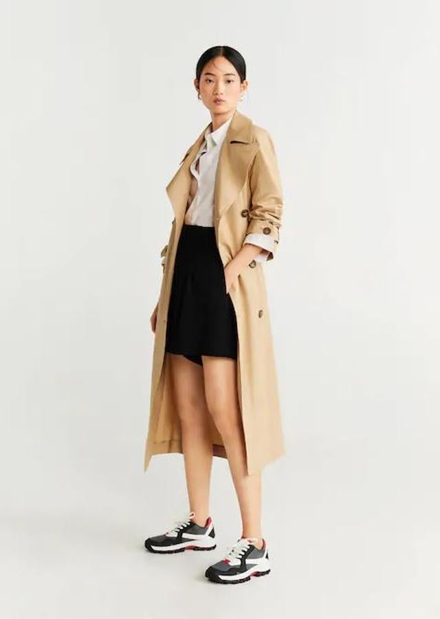 Este modelo de gabardina beige es uno de los más clásicos y es de Mango (69,99 euros).