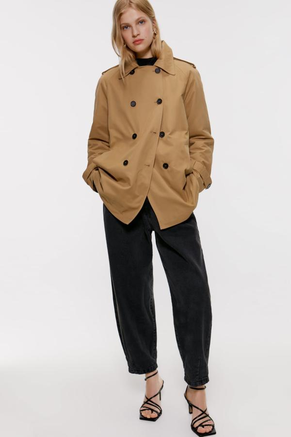 Zara también tiene la gabardina en versión corta como este modelo en camel (49,95 euros).