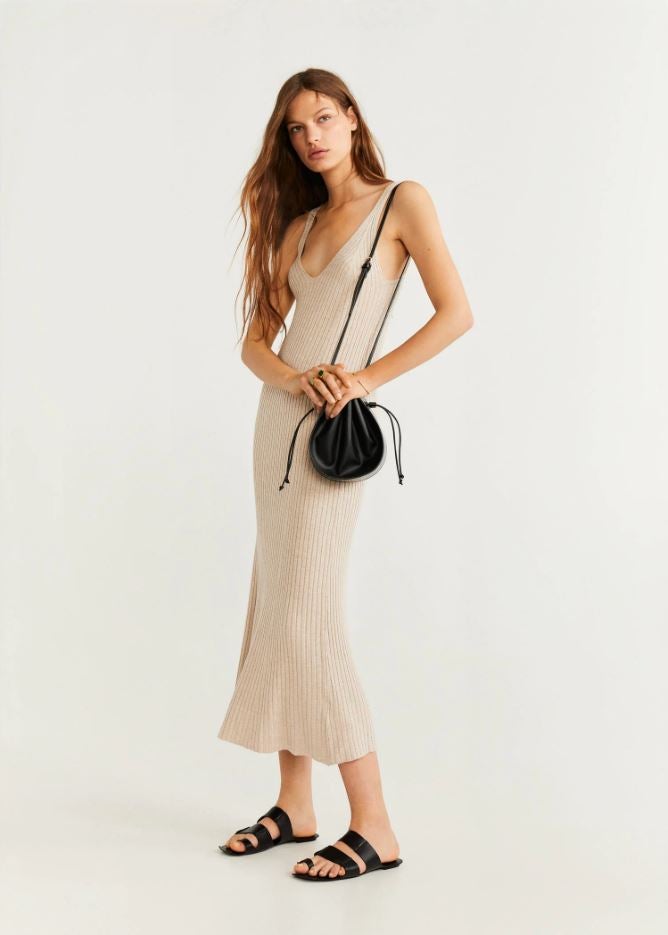 Este vestido midi en canalé beige con escotazo de Mango nos parece una de las apuestas más sexys, y a la vez sofisticadas, de la temporada (25.99 euros).