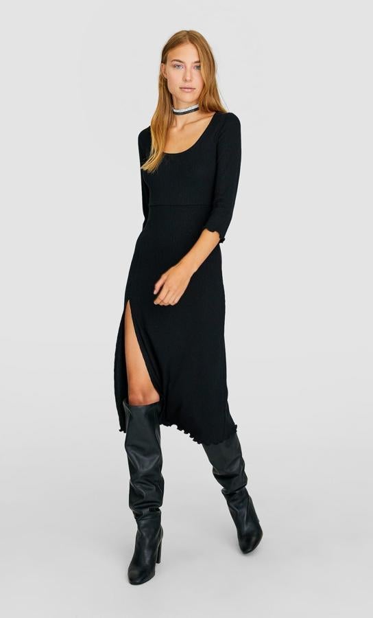 Además de muy sexy, este vestido midi negro de canalé con abertura en la falda y escote redondo de Stradivarius es súper barato: cuesta menos de 20 euros.