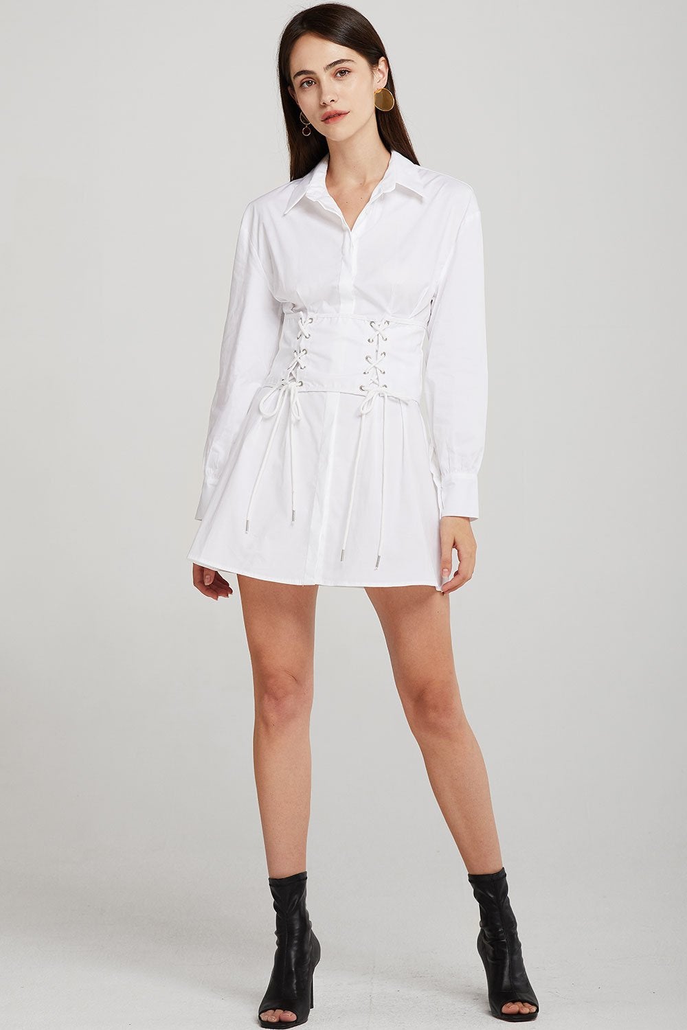 Vestido camisero blanco con corset. (82,95 euros).