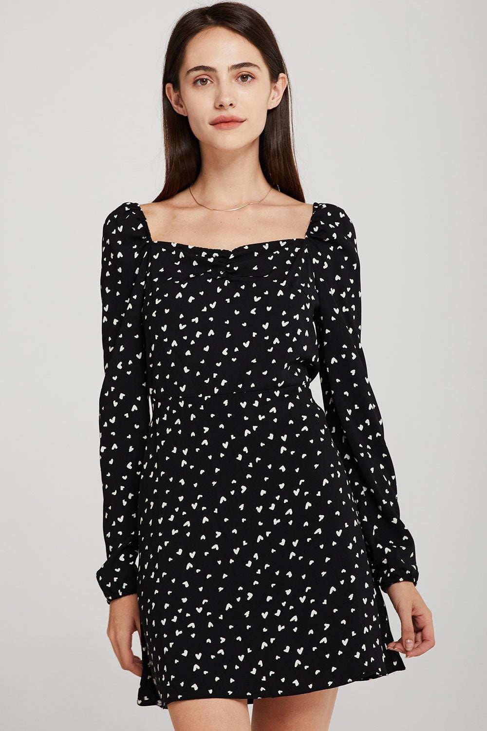 Vestido con estampado de corazones y escote cuadrado. ¡Uno de los más favorecedores para todo tipo de pecho! (55,95 euros).