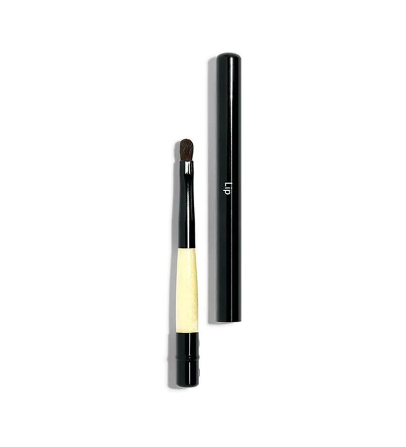 Su tapa protectora de este pincel retráctil te permite llevarlo siempre contigo y que esté limpio y preparado para cuando lo necesites. Retractable Lip Brush de Bobbi Brown (27 €).