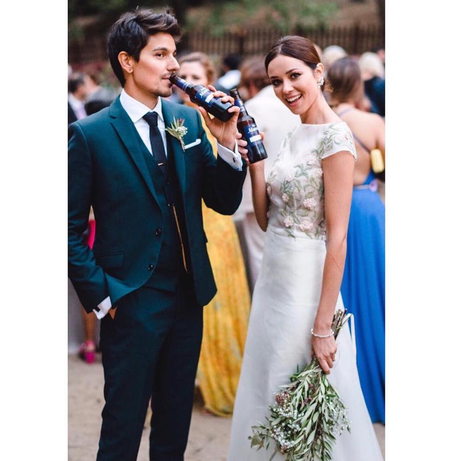 Daphne Fernández llevó un vestido bordado de flores apto para las más románticas firmado por Navascués.