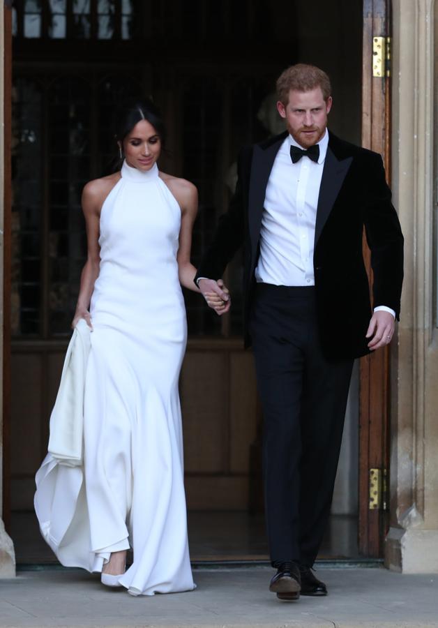 Meghan Markle cautivó con su primer vestido de novia, pero el segundo demostraba que el cuello halter no ha pasado de moda (ni tiene pinta de hacerlo). Givenchy firmaba ambos diseños, que dieron mucho que hablar.