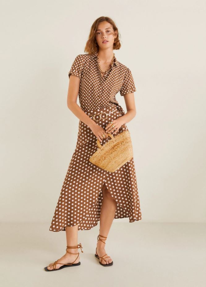 Este conjunto de blusa y falda de lunares pasa de 19.99 a 15.99 y de 25.99 a 19.99 euros en las rebajas 'mid season' de Mango.
