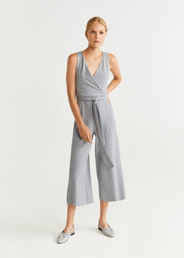 Este mono 'cropped' de canalé gris vigoré pasa de 29.99 a 19.99 euros en las rebajas 'mid season' de Mango.