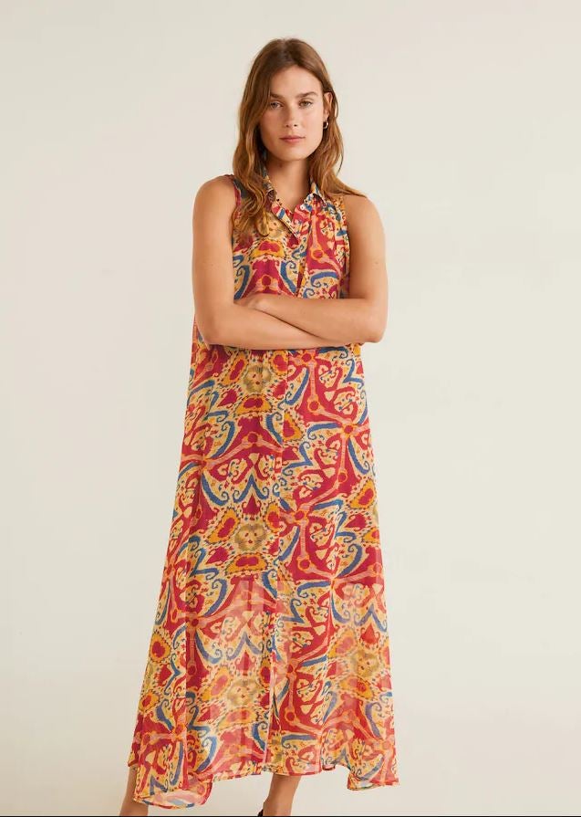 Este maxi vestido camisero con estampado geométrico en color pasa de 49.99 a 22.99 euros en las rebajas 'mid season' de Mango.