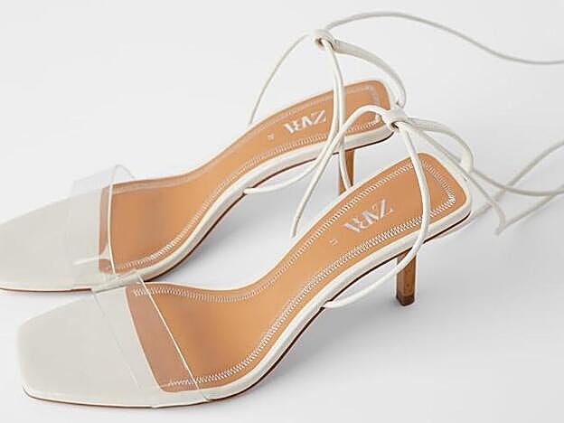 Sofía Suescun combinó el vestido de fiesta con unas sandalias de Zara low cost.