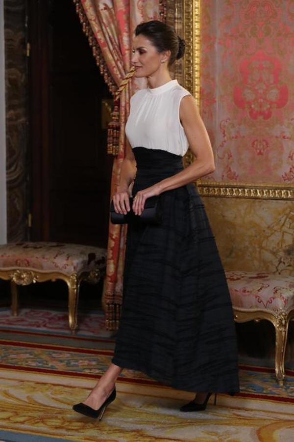 A principios de diciembre de 2019 vimos a la Reina Letizia con  una favorecedora falda de H&M Conscious , un diseño eco-responsable con mensaje que estrenó para recibir en el Palacio Real a los Jefes de Estado y de Gobierno reunidos en la capital con motivo de la Cumbre del Clima.